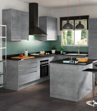 Projeto de cozinha em estilo moderno, com móveis de cozinha e armários em cinzento e exaustor, candeeiros suspensos e cadeirtas pretas